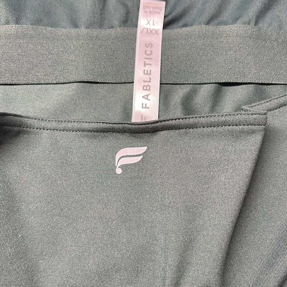 Fabletics Women’s Oasis Twist Built-In Bra Long-Sleeve Top XXL/1X - Picture 7 of 8